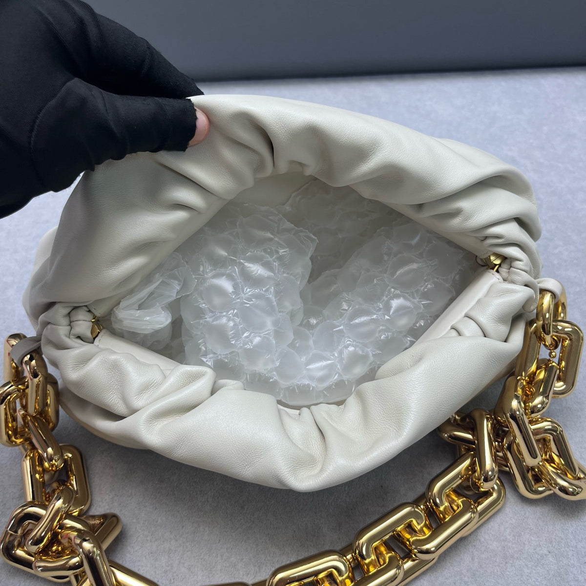 Bottega Veneta - The Chain Pouch - Leather - White - (Medium)
