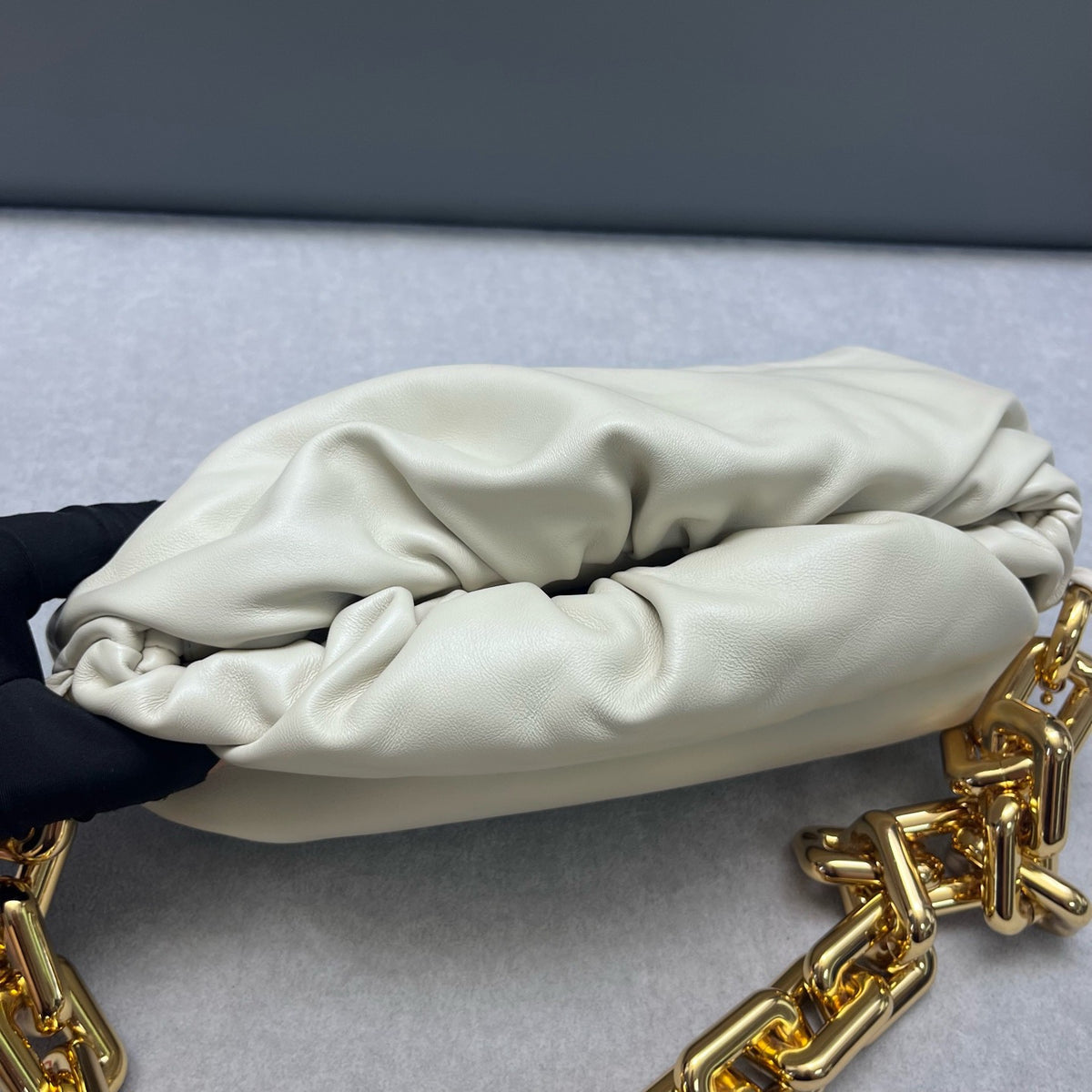 Bottega Veneta - The Chain Pouch - Leather - White - (Medium)