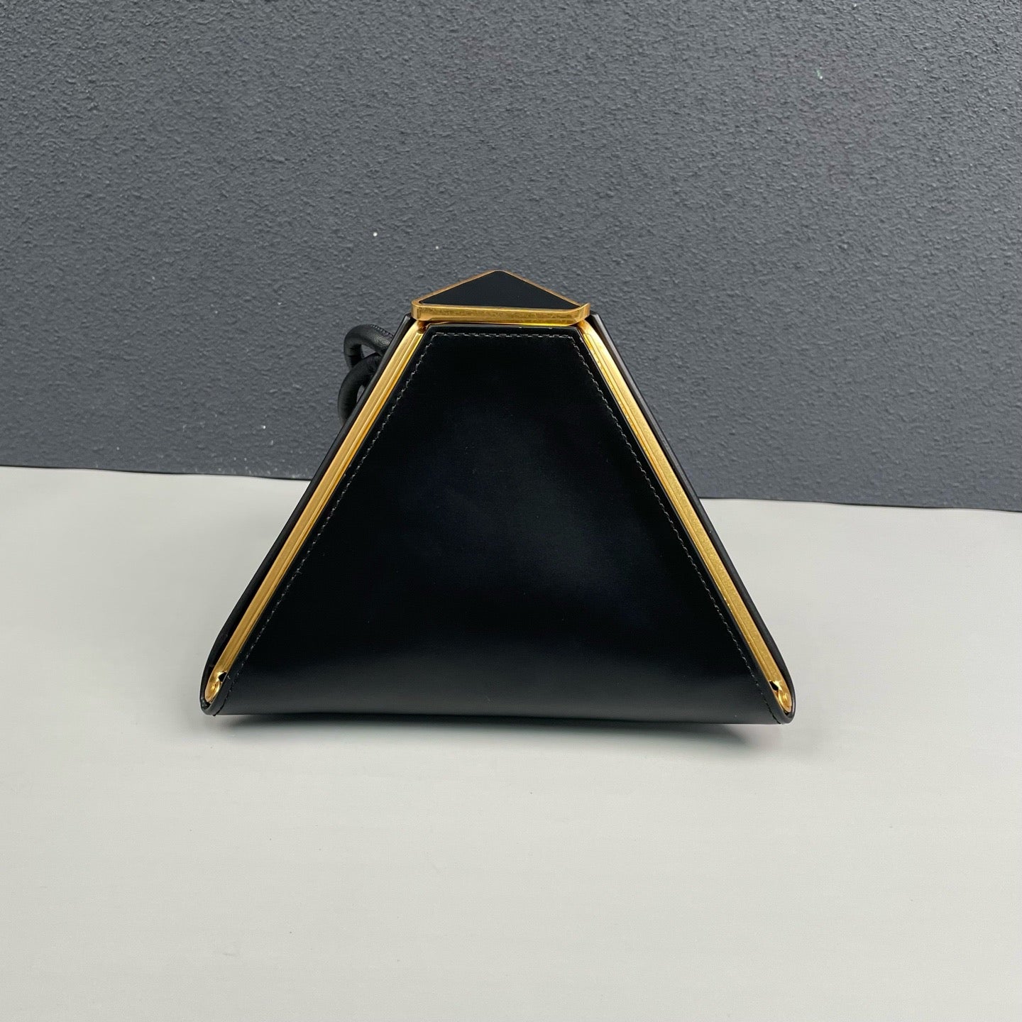 Bottega Veneta - Triangle Frame Clutch - Smooth leather - Black - (mini)