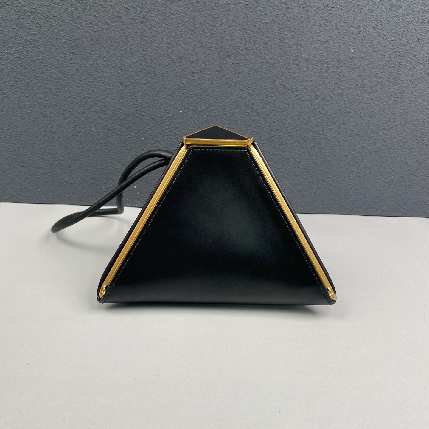 Bottega Veneta - Triangle Frame Clutch - Smooth leather - Black - (mini)