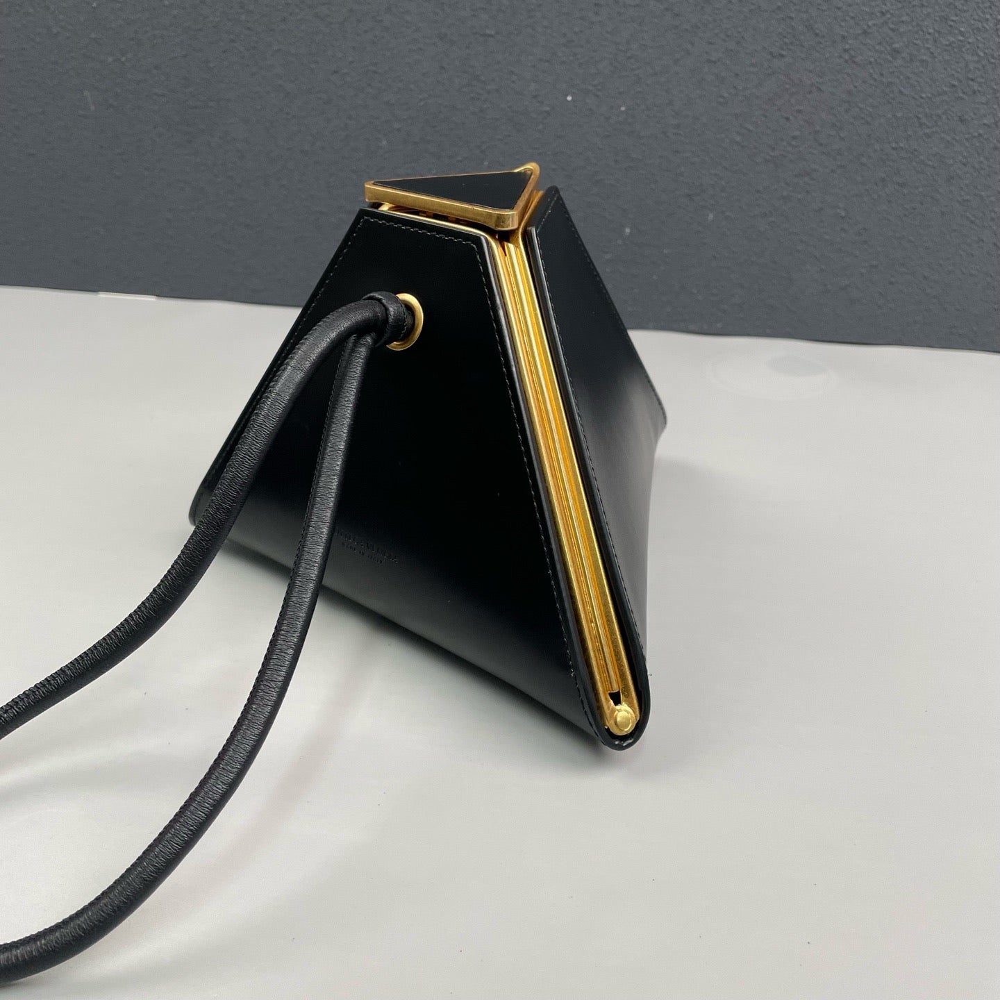 Bottega Veneta - Triangle Frame Clutch - Smooth leather - Black - (mini)