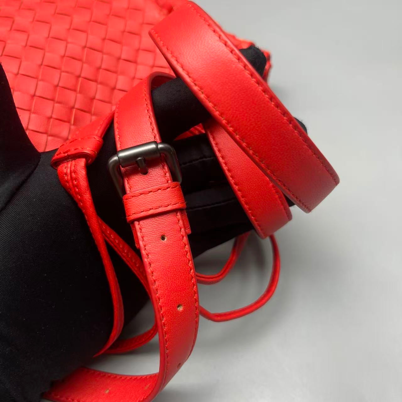 Bottega Veneta - Woven Pumpkin Drawstring Bag - Leather - Red - (Medium)