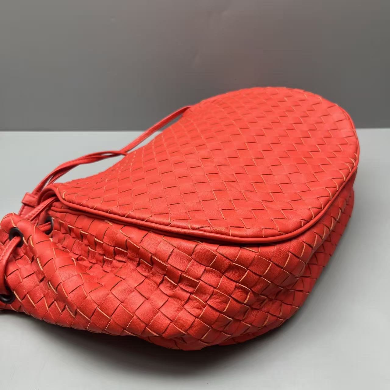 Bottega Veneta - Woven Pumpkin Drawstring Bag - Leather - Red - (Medium)