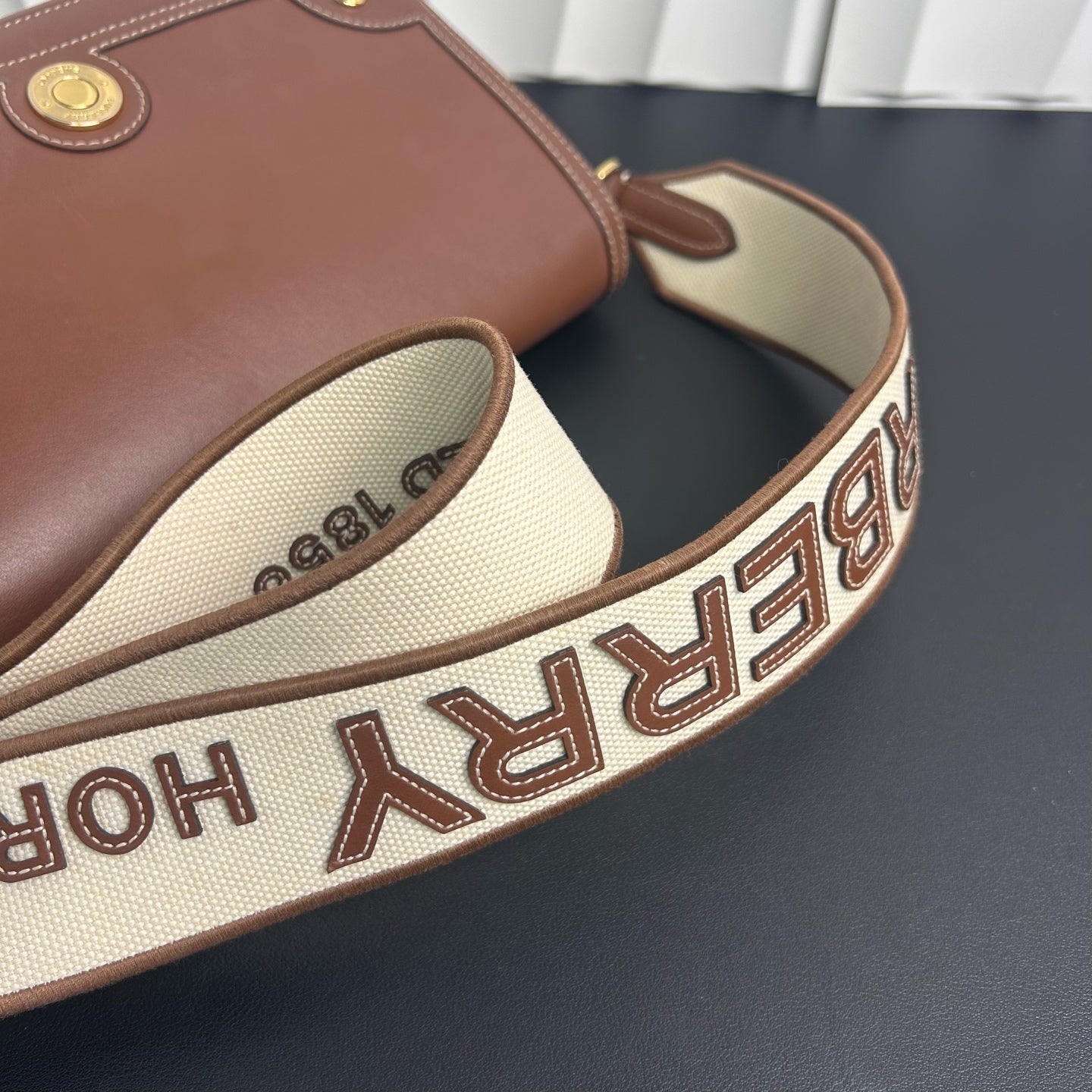 Burberry - Note Messenger Bag - Leather - Brown - (medium)