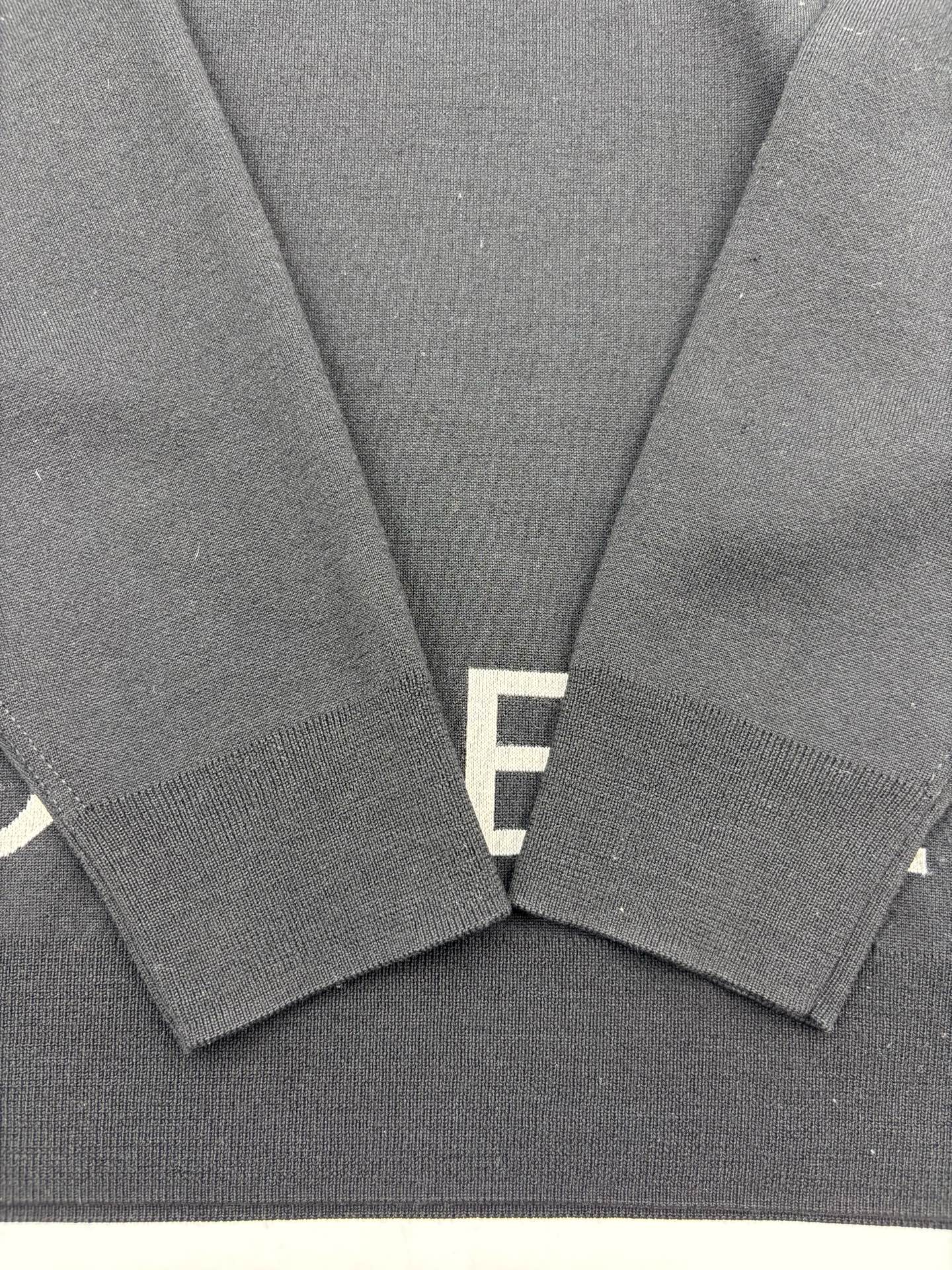 Burberry - Other - Wool - Black - (M)