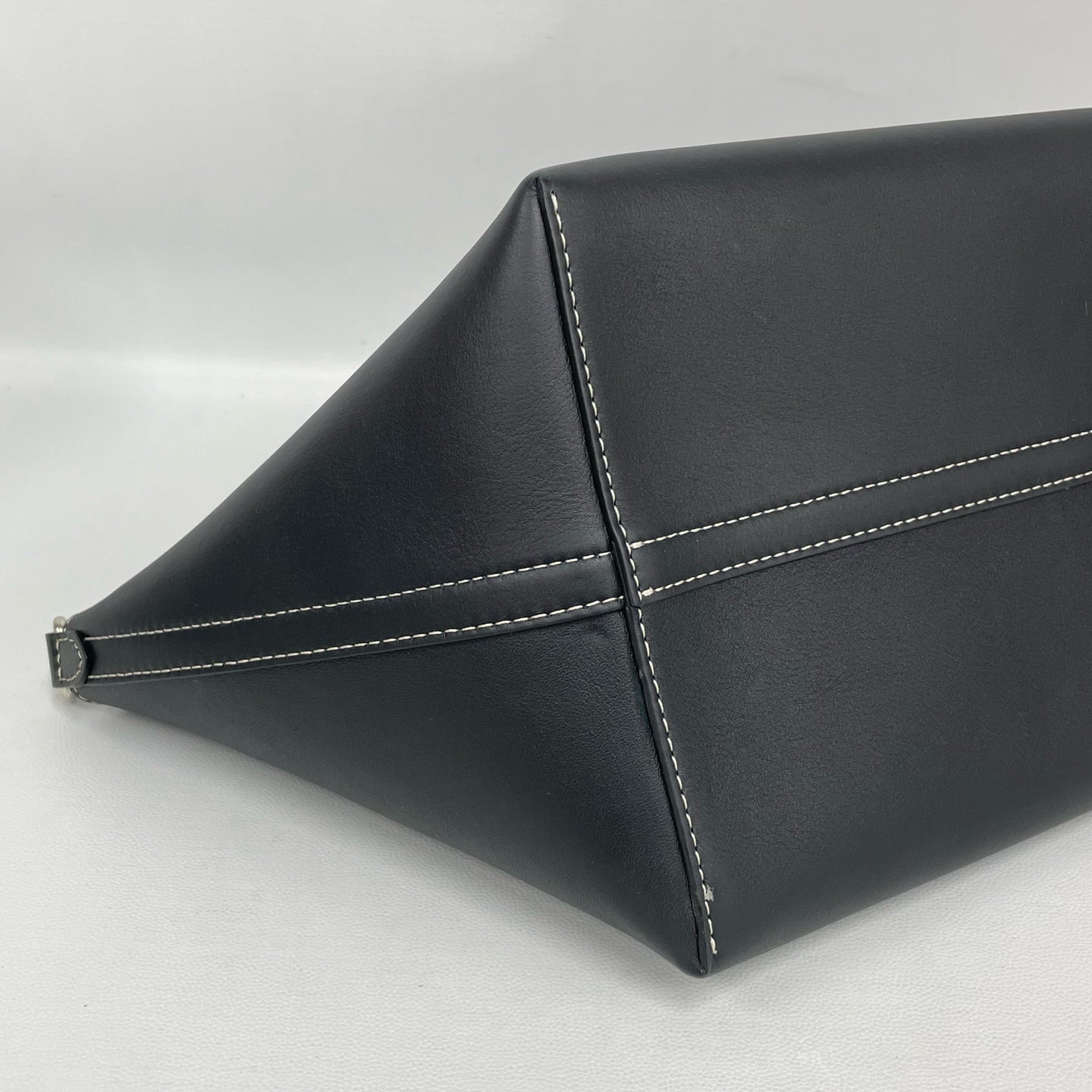 Burberry - Pocket bag - Smooth leather - Black with Silver-Tone Hardware - (Medium)