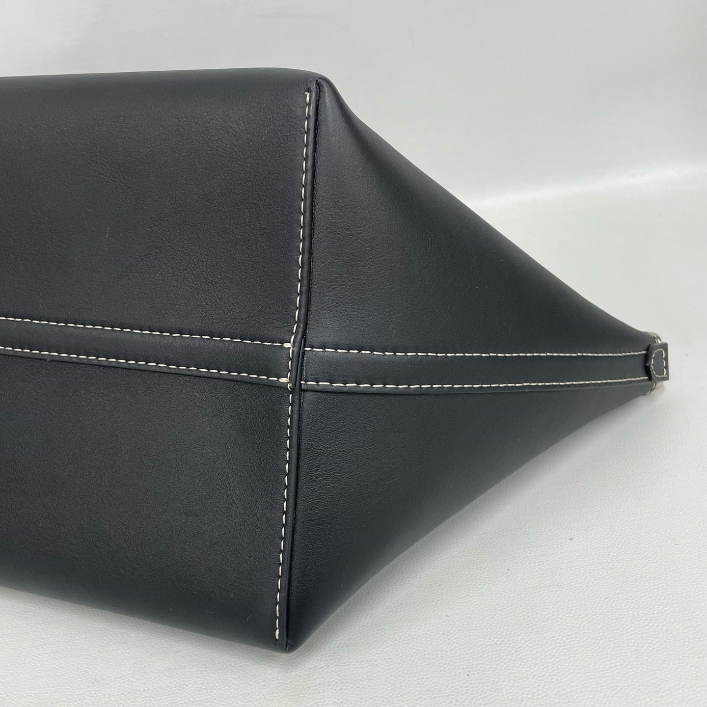 Burberry - Pocket bag - Smooth leather - Black with Silver-Tone Hardware - (Medium)