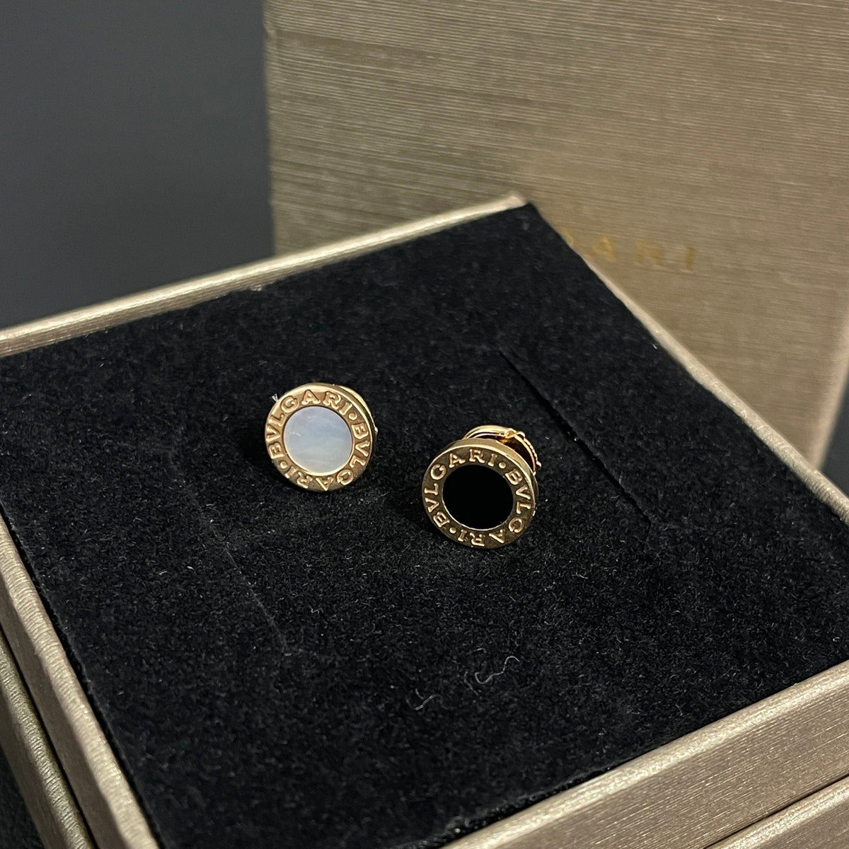 Bvlgari - Bvlgari Bvlgari - 18-karat yellow gold with natural mother-of-pearl and black onyx - Gold