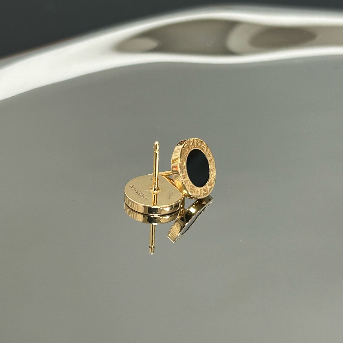 Bvlgari - Bvlgari Bvlgari - 18-karat yellow gold with natural mother-of-pearl and black onyx - Gold