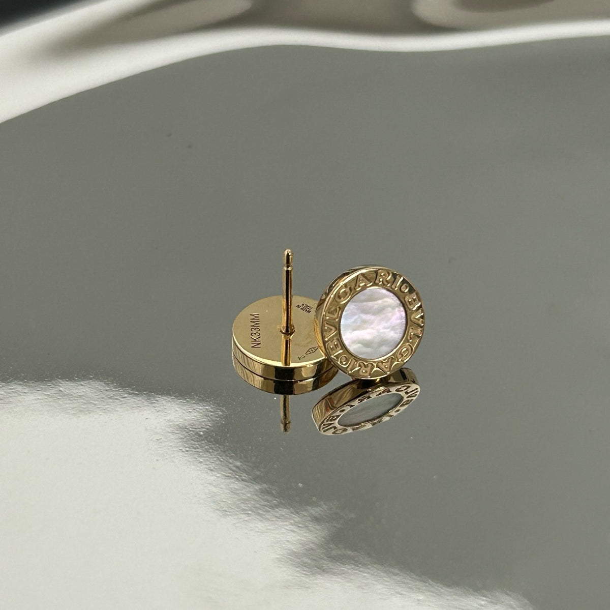 Bvlgari - Bvlgari Bvlgari - 18-karat yellow gold with natural mother-of-pearl and black onyx - Gold