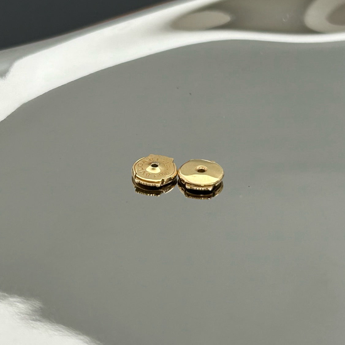 Bvlgari - Bvlgari Bvlgari - 18-karat yellow gold with natural mother-of-pearl and black onyx - Gold