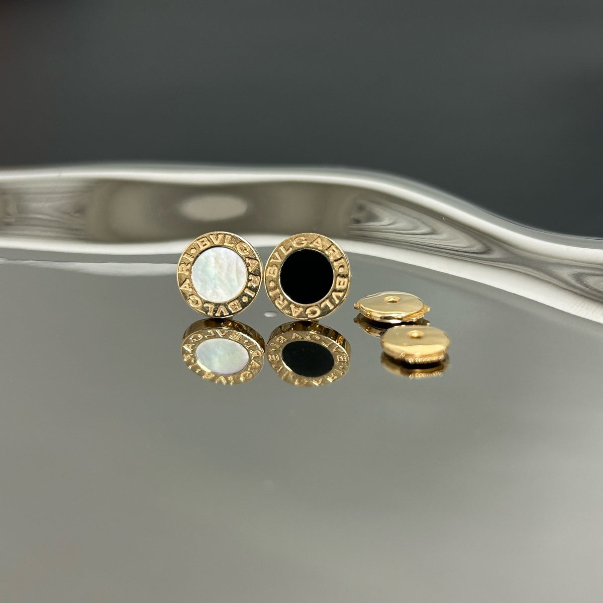 Bvlgari - Bvlgari Bvlgari - 18-karat yellow gold with natural mother-of-pearl and black onyx - Gold