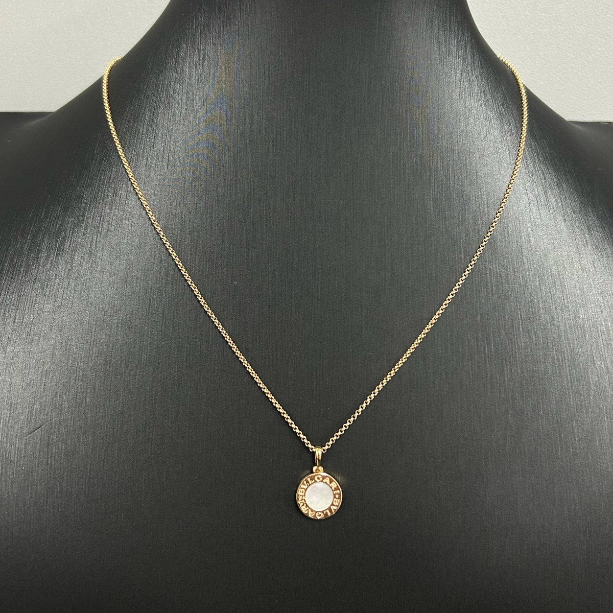 Bvlgari - BVLGARI BVLGARI - 18K rose gold with natural white mother-of-pearl. - Gold