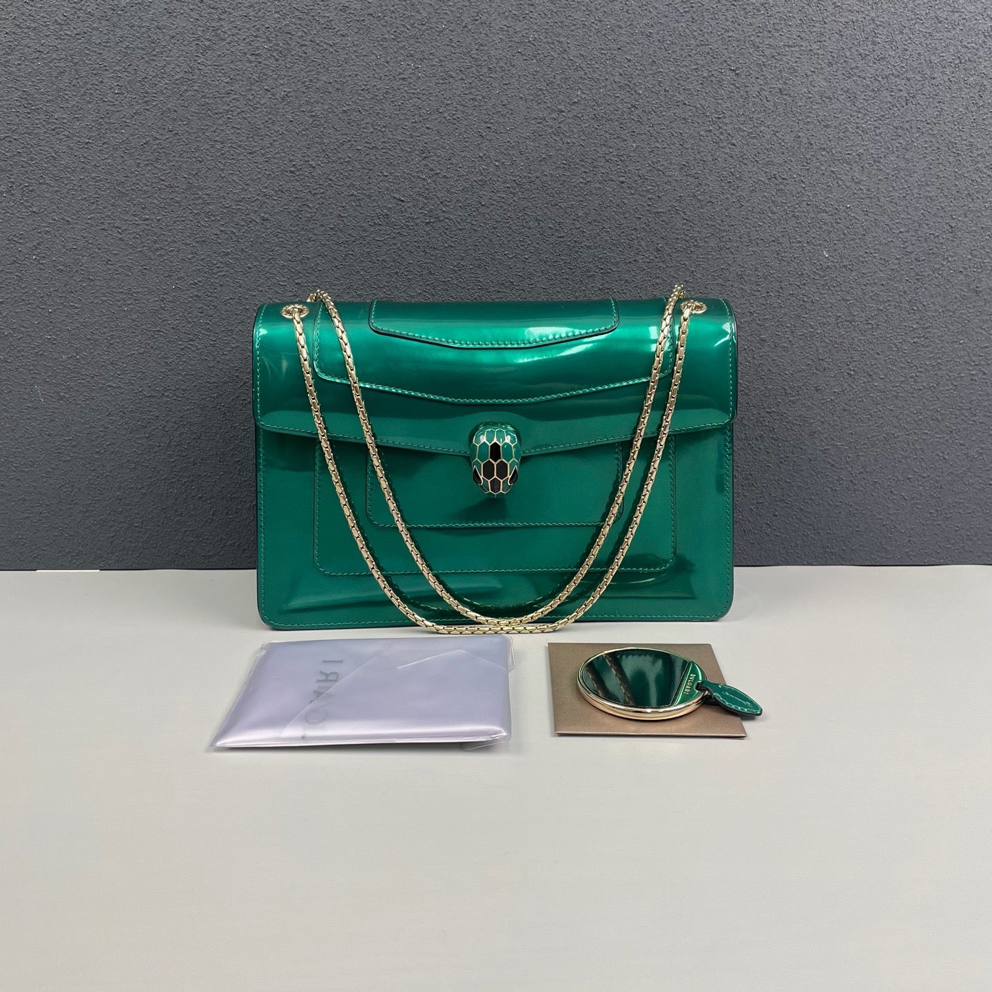 Bvlgari - Serpenti Forever - Patent leather - Emerald Green with Gold-Tone Hardware - (medium)