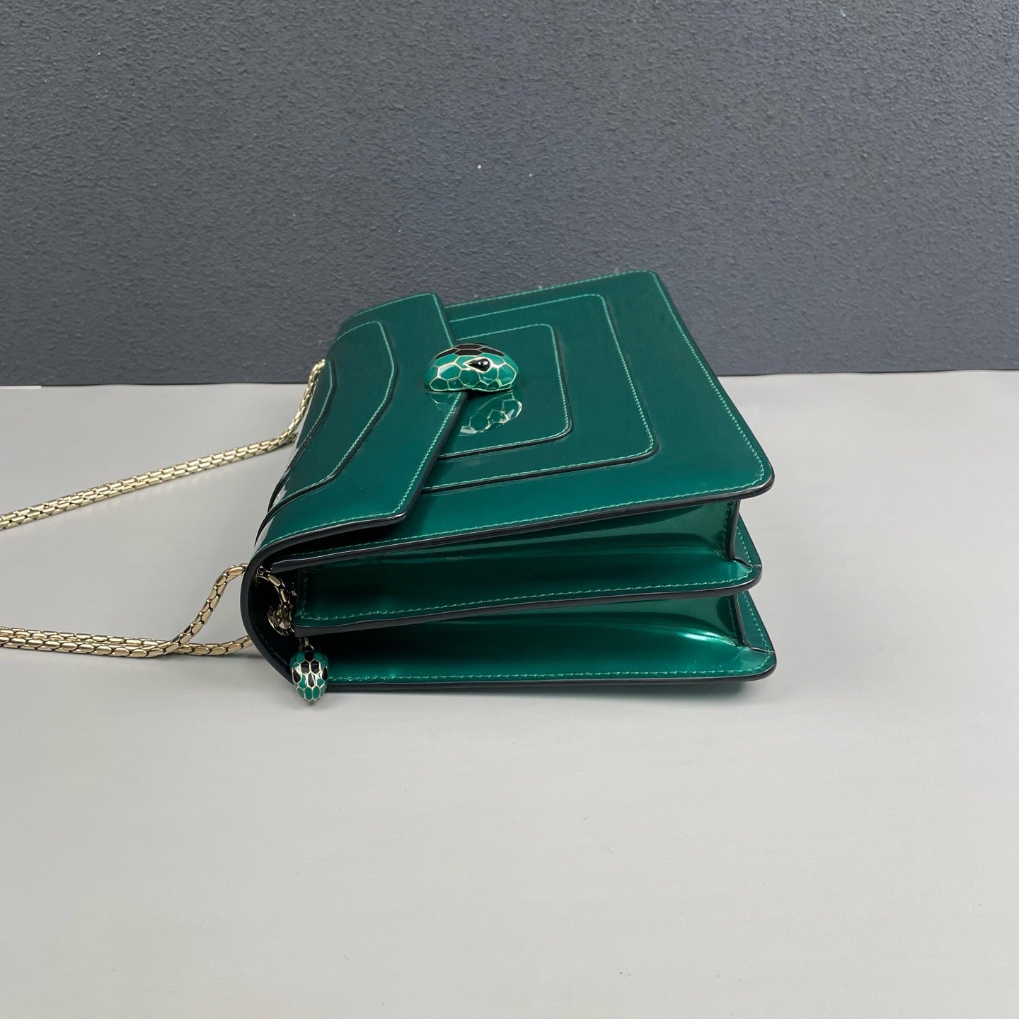 Bvlgari - Serpenti Forever - Patent leather - Emerald Green with Gold-Tone Hardware - (medium)