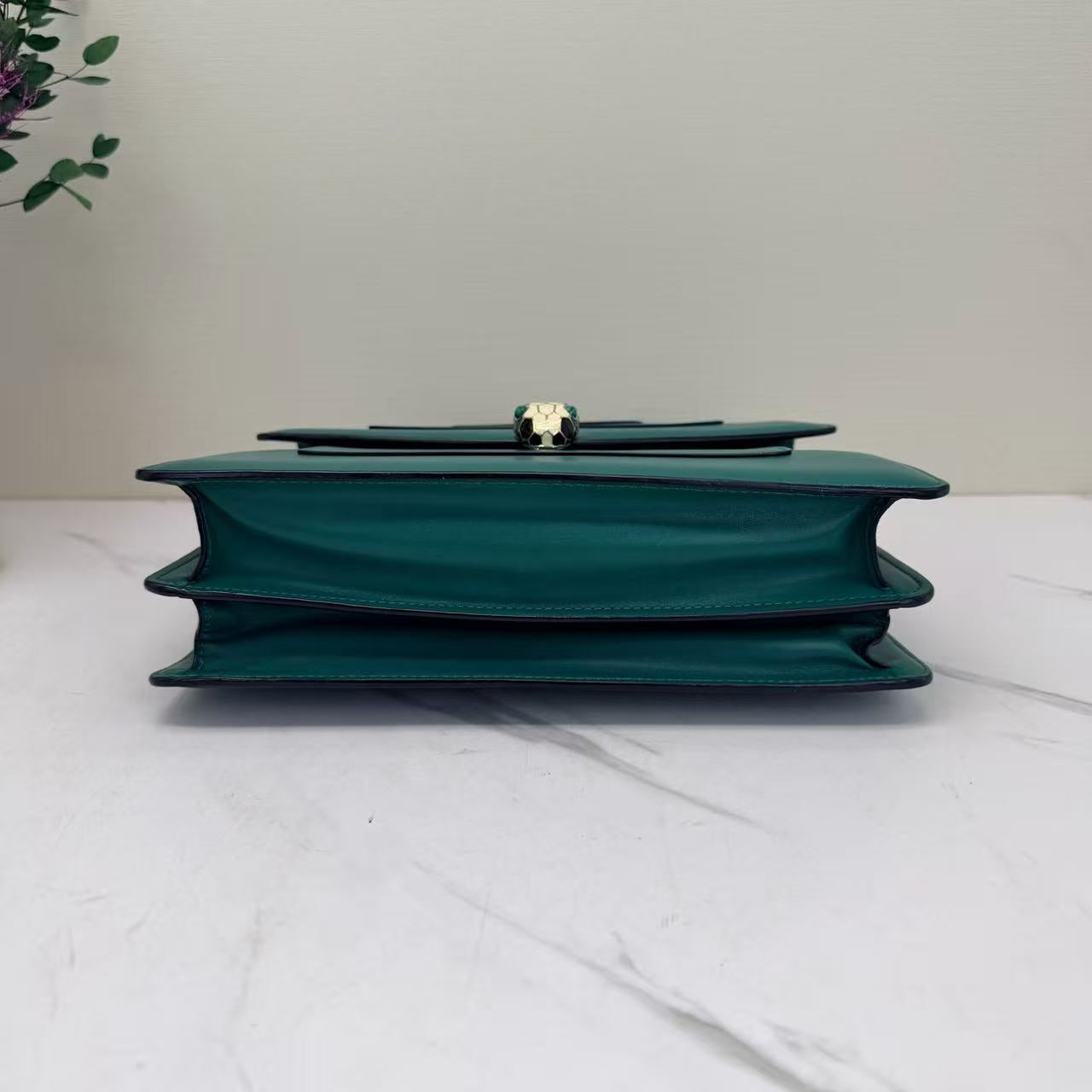 Bvlgari - Serpenti Forever - Smooth calfskin leather - Green with Gold-Tone Hardware - (medium)