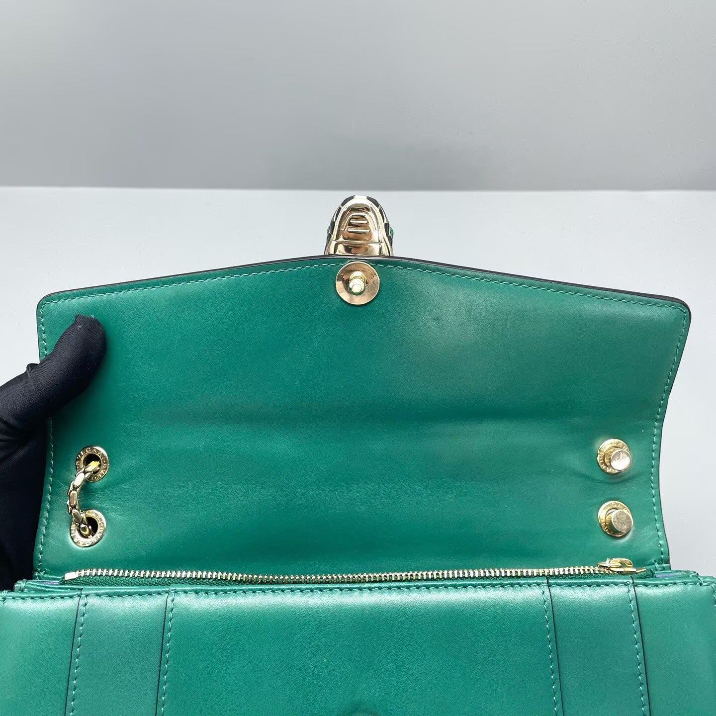 Bvlgari - Serpenti Forever - Smooth calfskin leather - Green with Gold-Tone Hardware - (Medium)