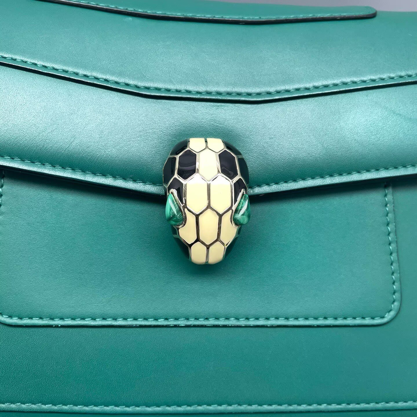 Bvlgari - Serpenti Forever - Smooth calfskin leather - Green with Gold-Tone Hardware - (Medium)