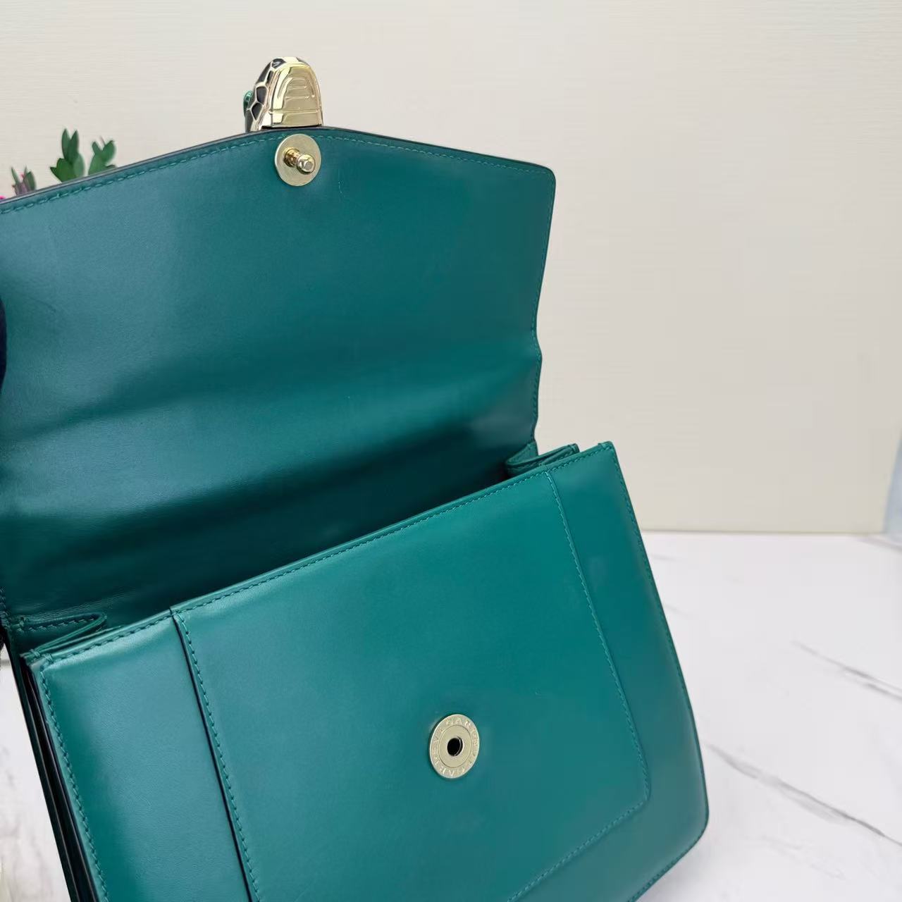 Bvlgari - Serpenti Forever - Smooth calfskin leather - Green with Gold-Tone Hardware - (medium)