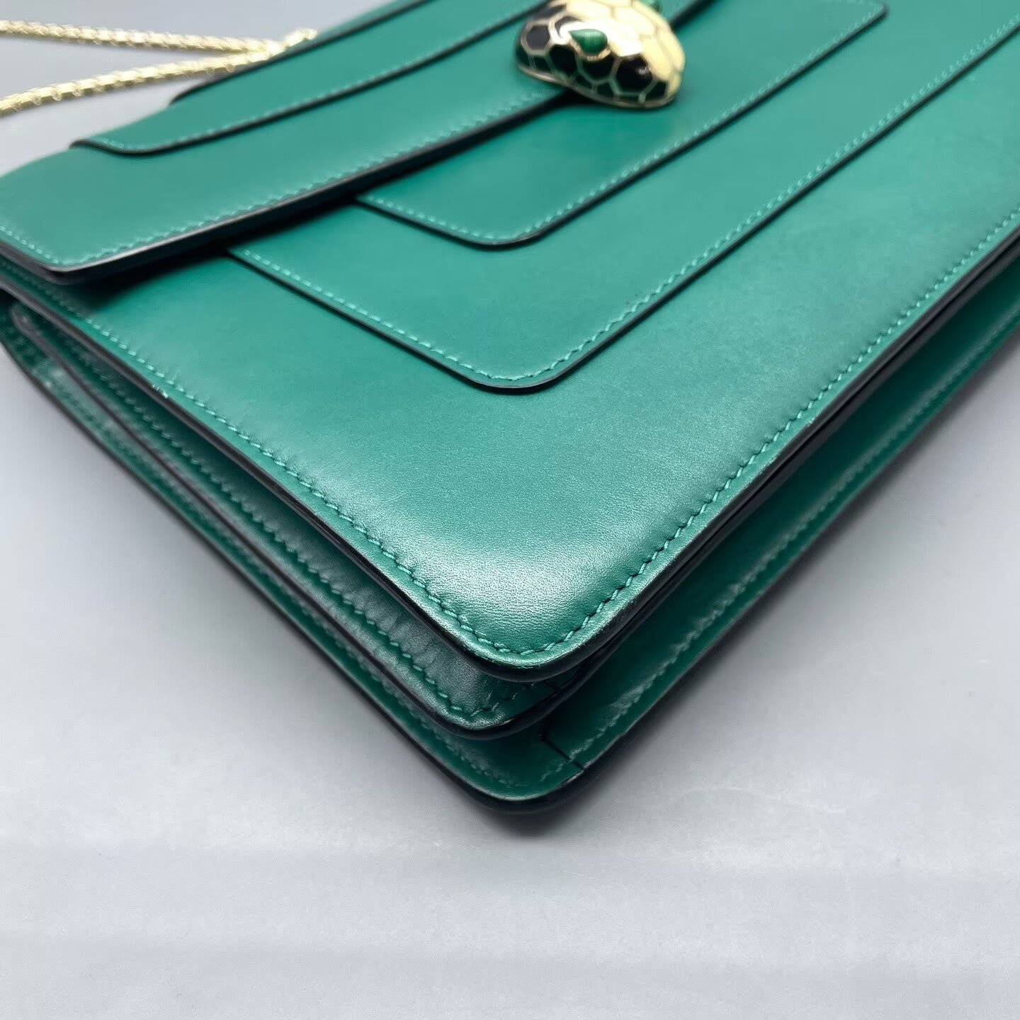 Bvlgari - Serpenti Forever - Smooth calfskin leather - Green with Gold-Tone Hardware - (Medium)