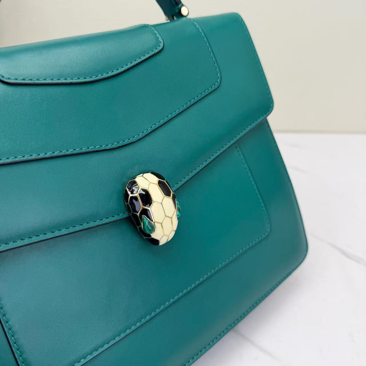 Bvlgari - Serpenti Forever - Smooth calfskin leather - Green with Gold-Tone Hardware - (medium)