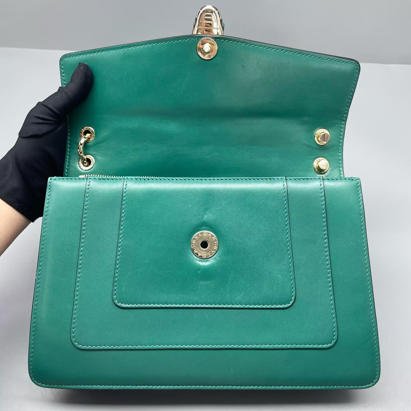 Bvlgari - Serpenti Forever - Smooth calfskin leather - Green with Gold-Tone Hardware - (Medium)