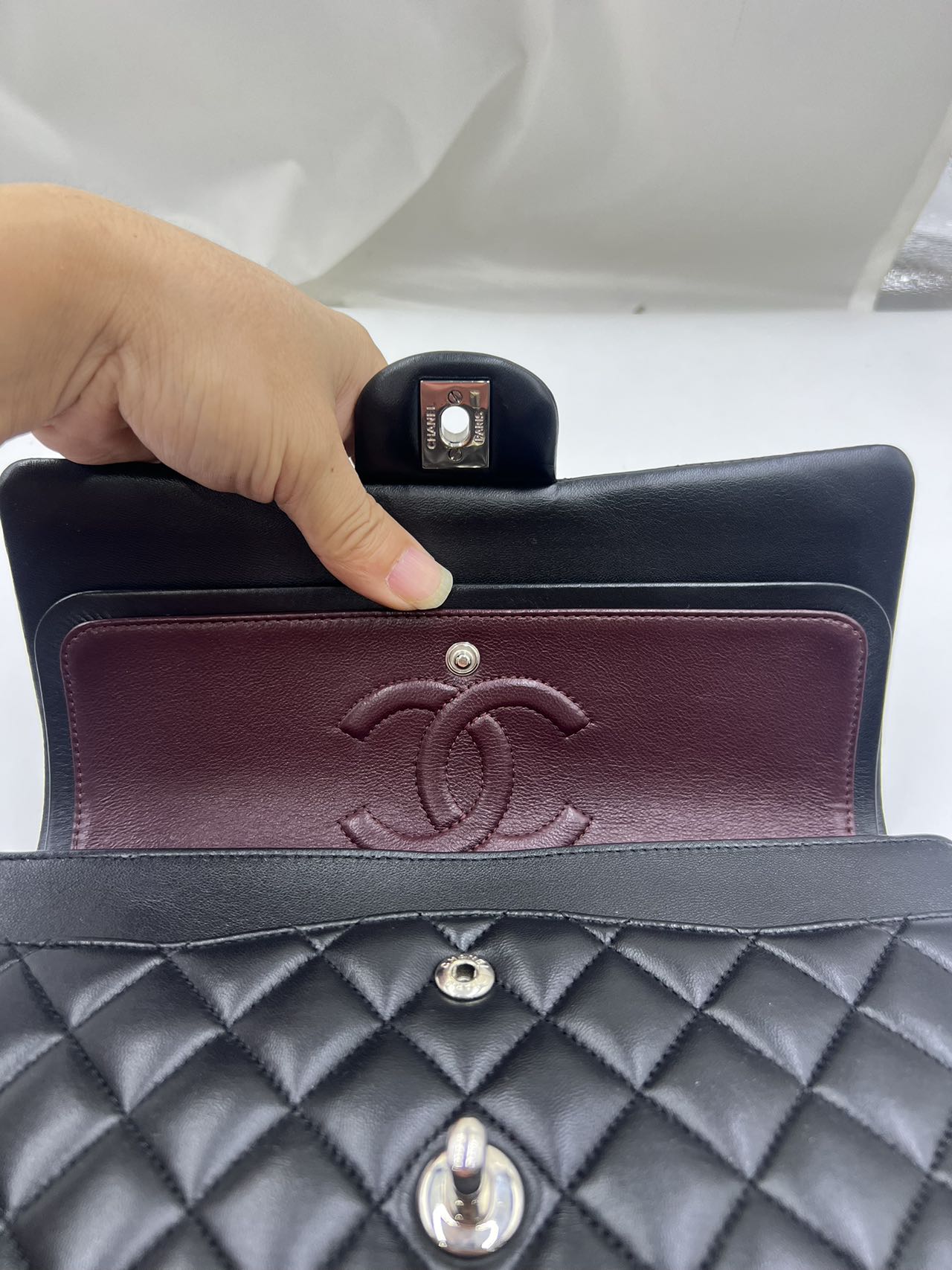 Chanel - Classic Flap - Lambskin leather - Black - (Medium)