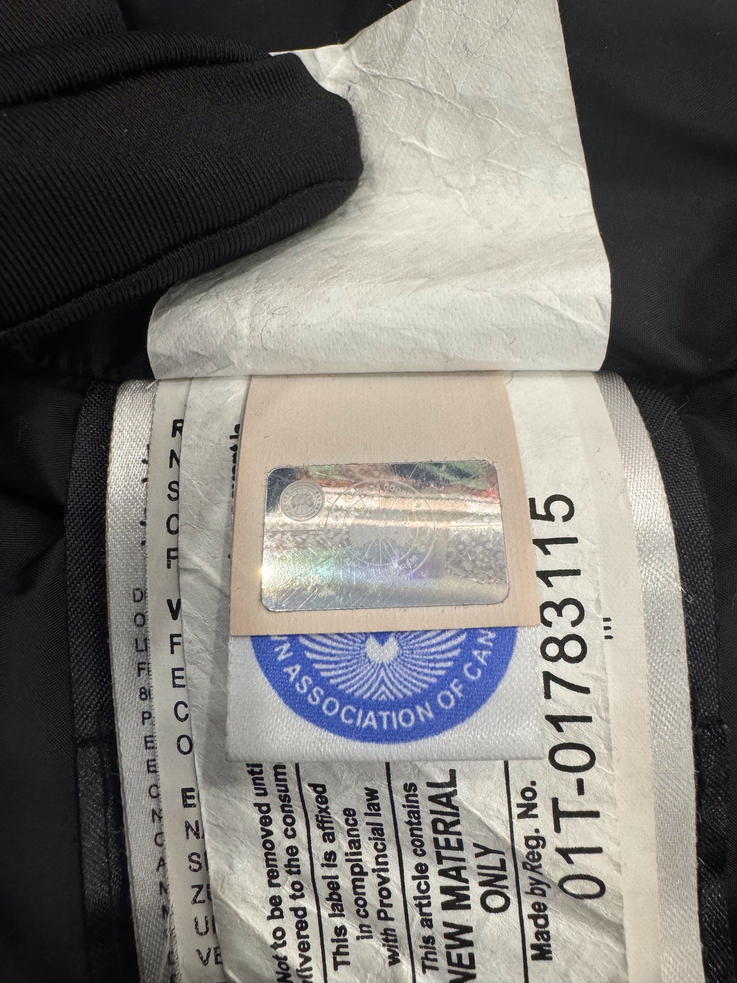 Canada Goose - Kensington - Polyester and cotton blend outer shell, nylon lining, 80% white duck down and 20% feather filling, natural coyote fur trim - Navy - (M)