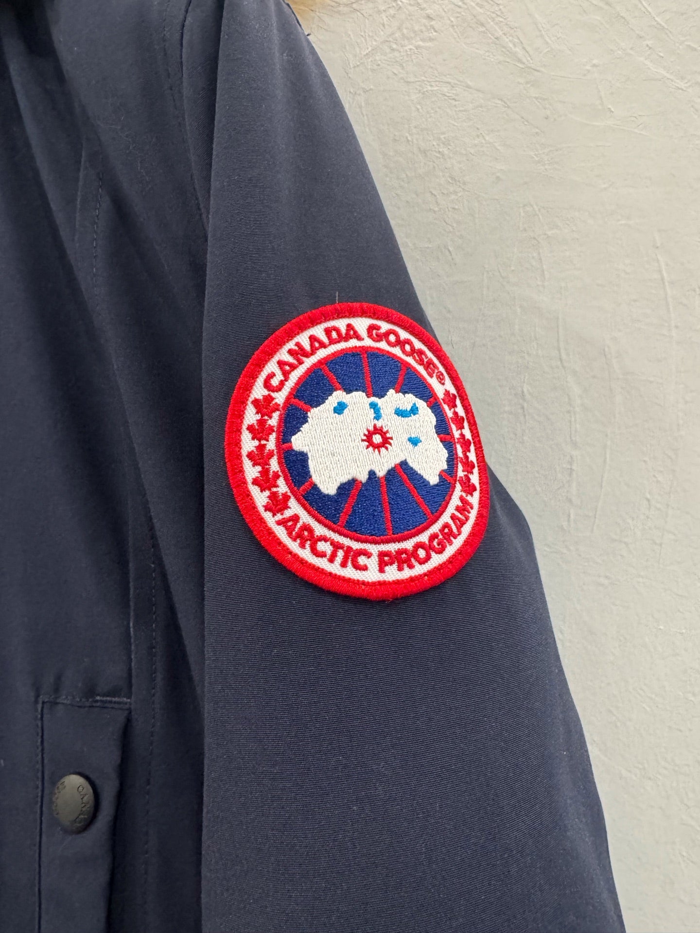 Canada Goose - Kensington - Polyester and cotton blend outer shell, nylon lining, 80% white duck down and 20% feather filling, natural coyote fur trim - Navy - (M)