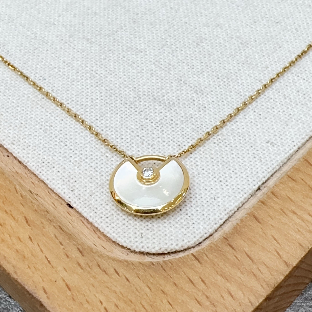 Cartier - Amulette de Cartier - 18k rose gold, mother-of-pearl and a single diamond - Gold