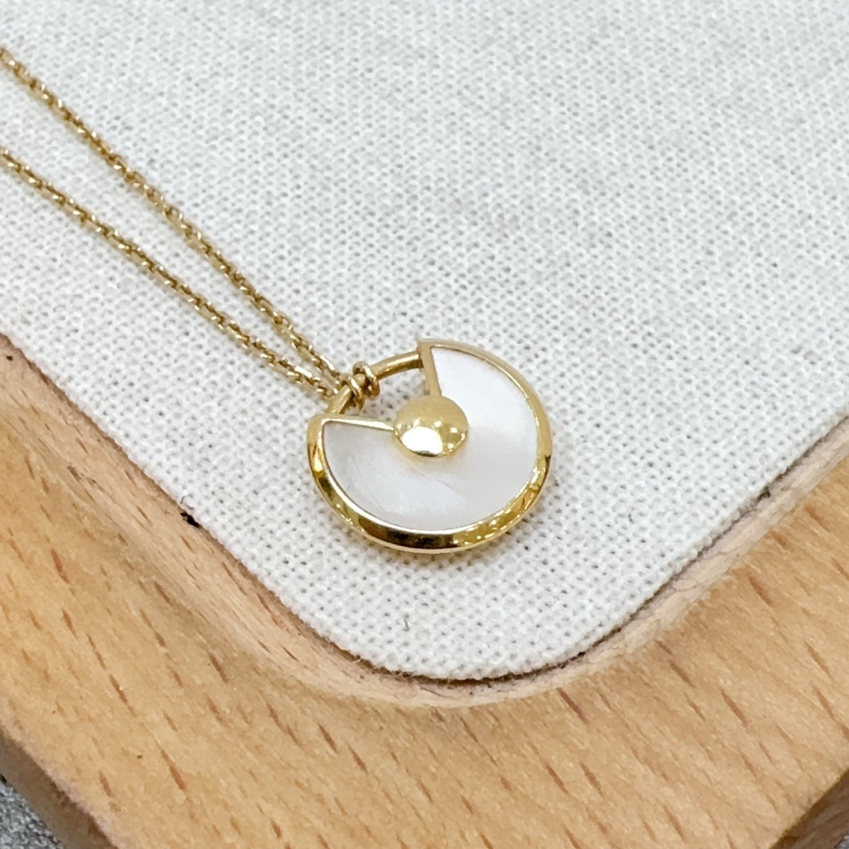Cartier - Amulette de Cartier - 18k rose gold, mother-of-pearl and a single diamond - Gold