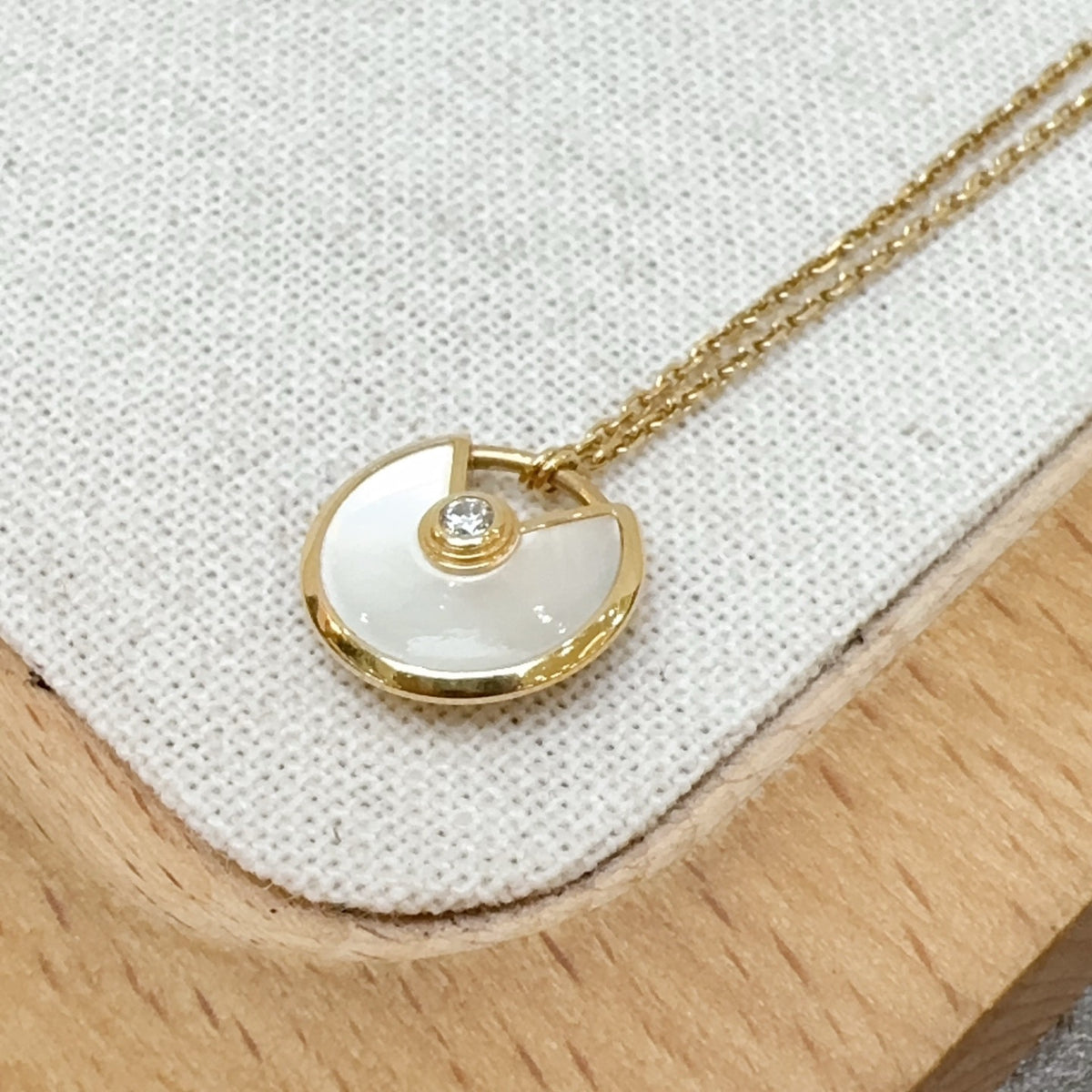 Cartier - Amulette de Cartier - 18k rose gold, mother-of-pearl and a single diamond - Gold