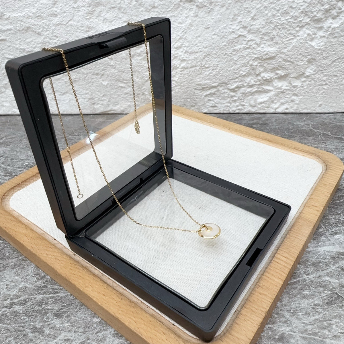 Cartier - Amulette de Cartier - 18k rose gold, mother-of-pearl and a single diamond - Gold