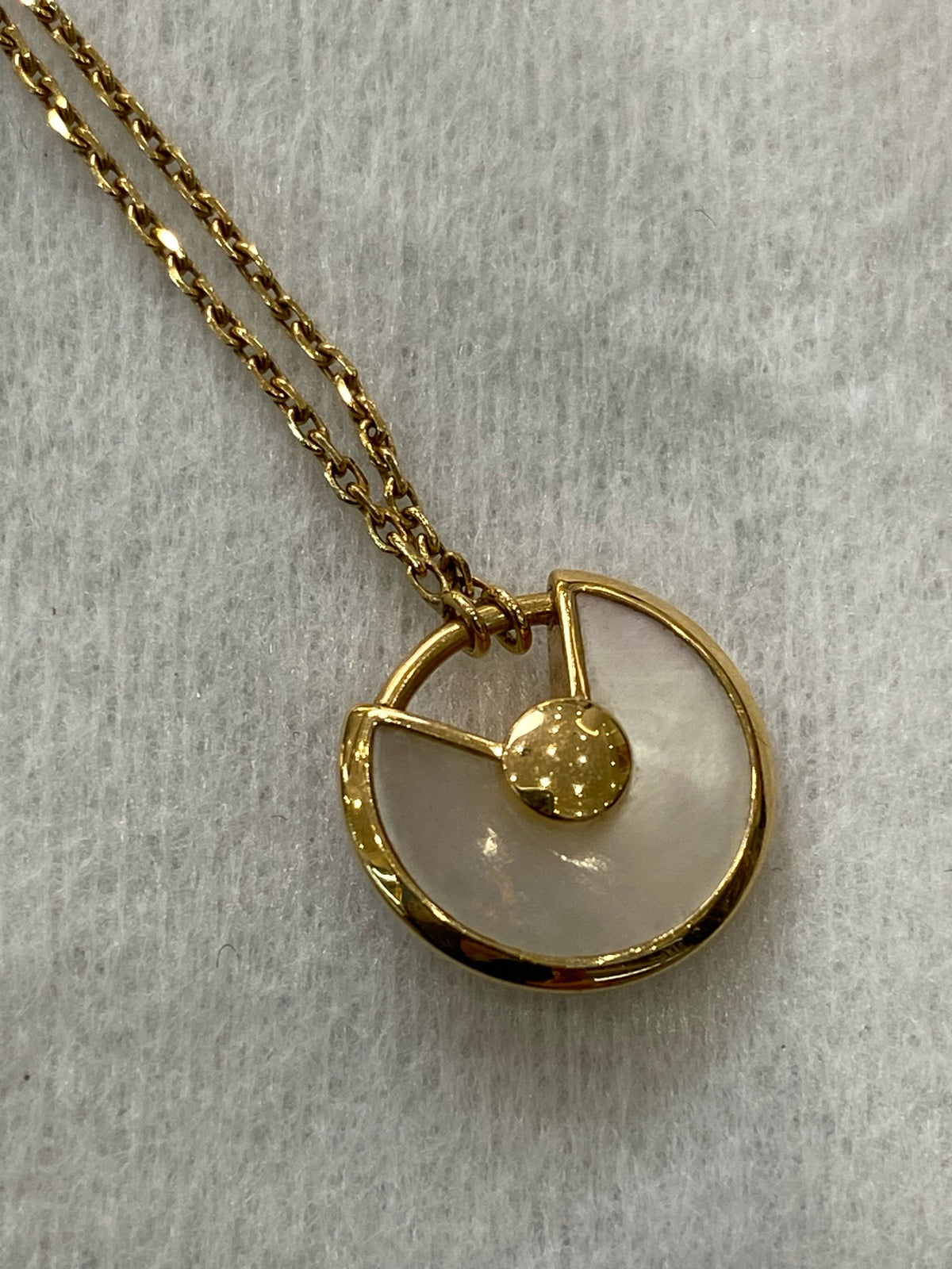 Cartier - Amulette de Cartier - 18k rose gold, mother-of-pearl and a single diamond - Gold