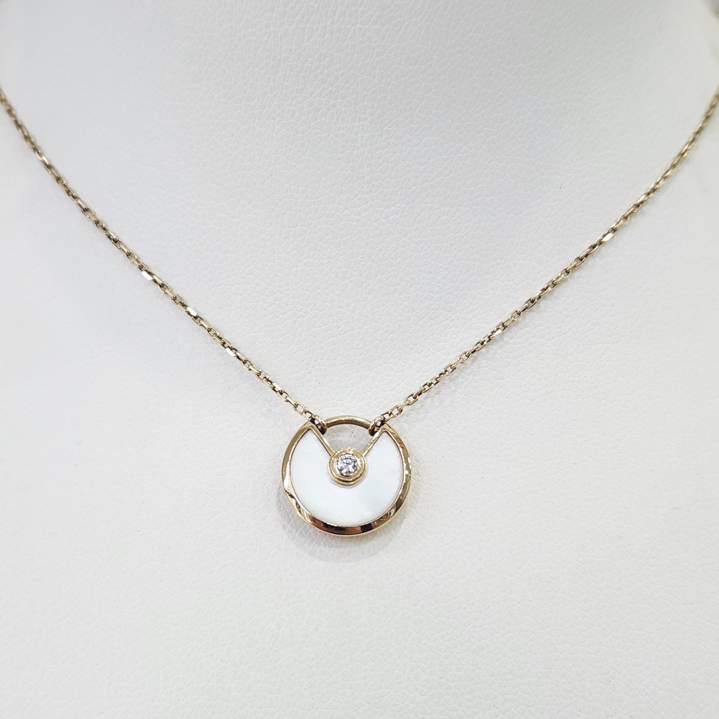 Cartier - Amulette de Cartier - Yellow gold - White