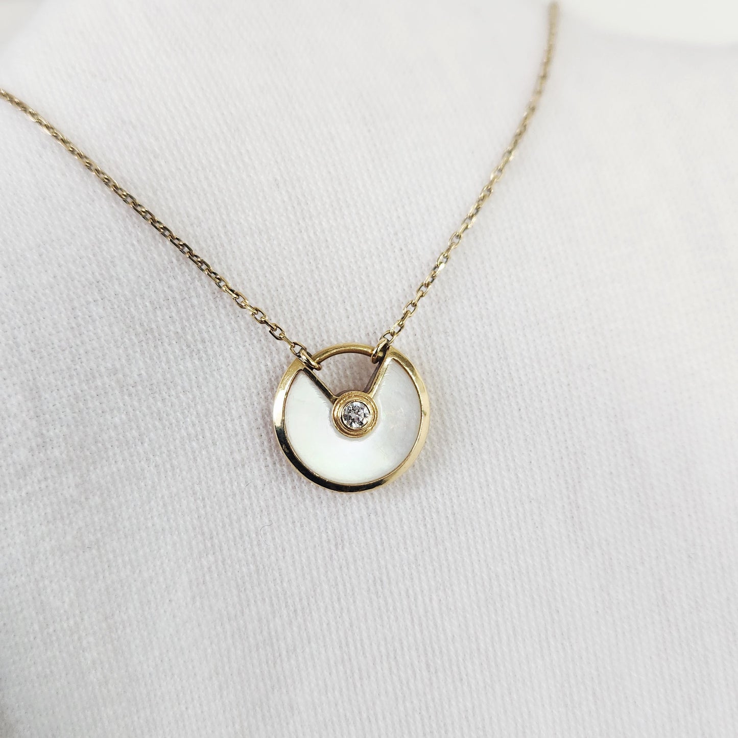 Cartier - Amulette de Cartier - Yellow gold - White