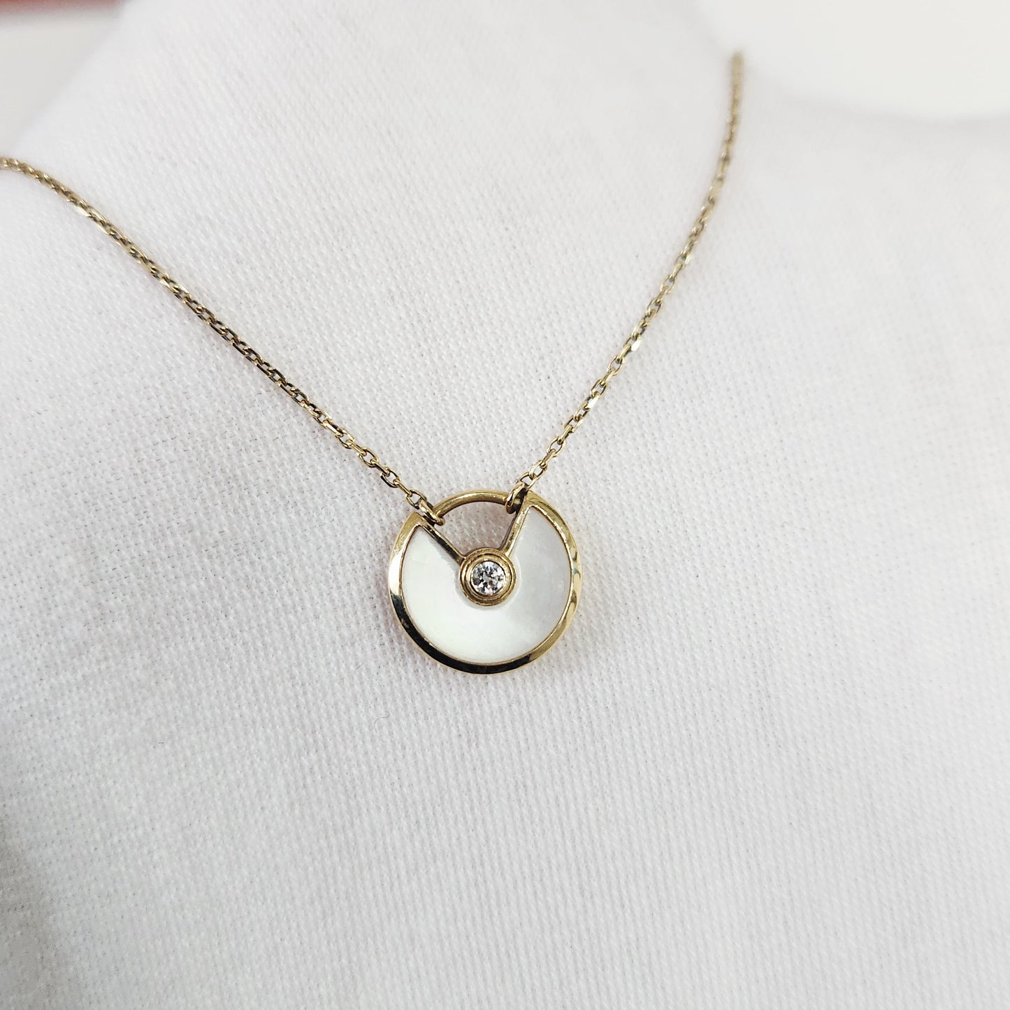 Cartier - Amulette de Cartier - Yellow gold - White