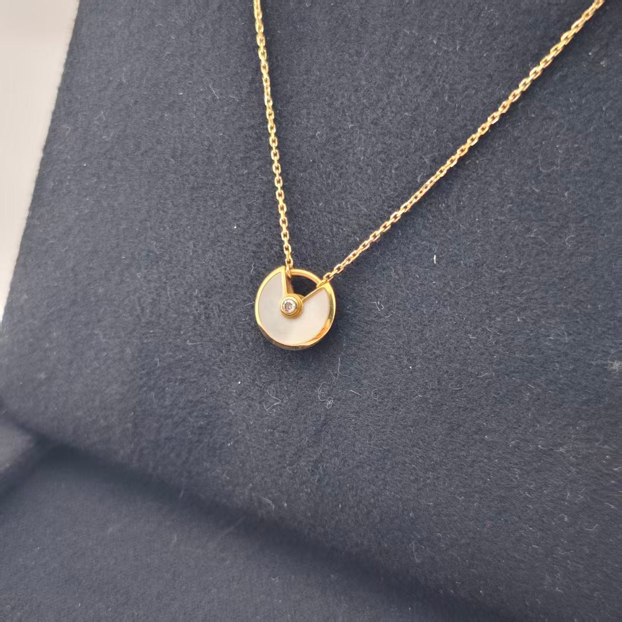 Cartier - Amulette - Yellow gold - White