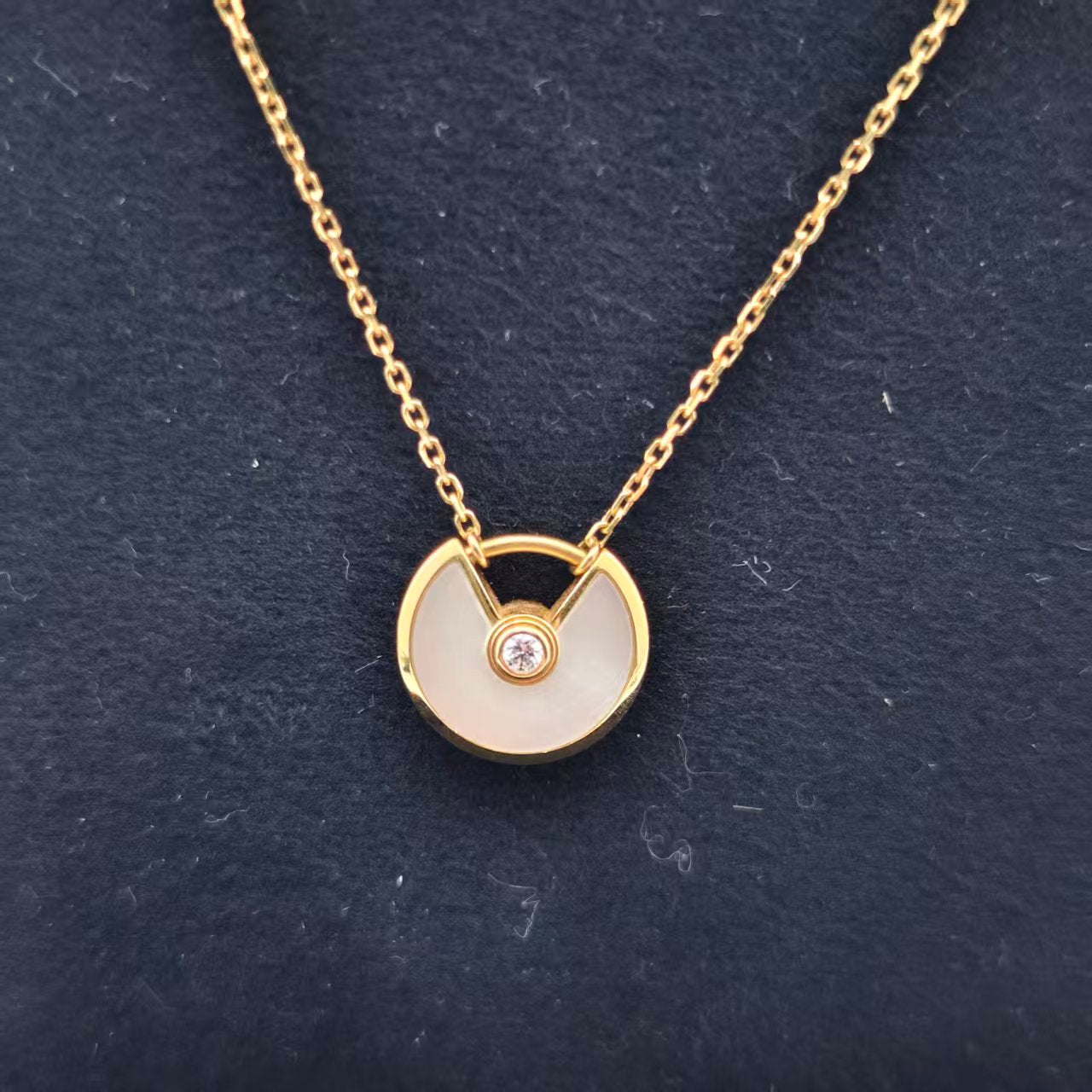 Cartier - Amulette - Yellow gold - White