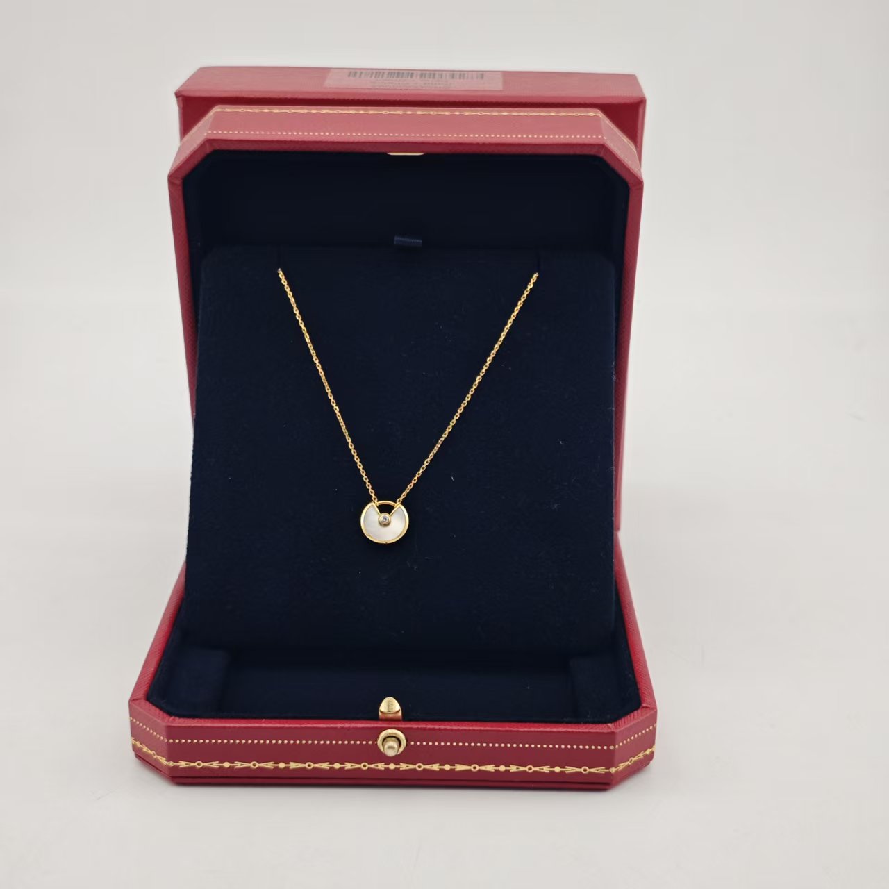 Cartier - Amulette - Yellow gold - White