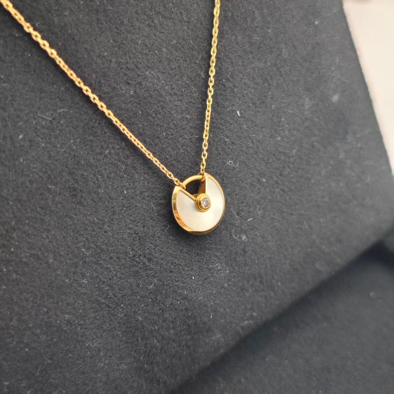 Cartier - Amulette - Yellow gold - White