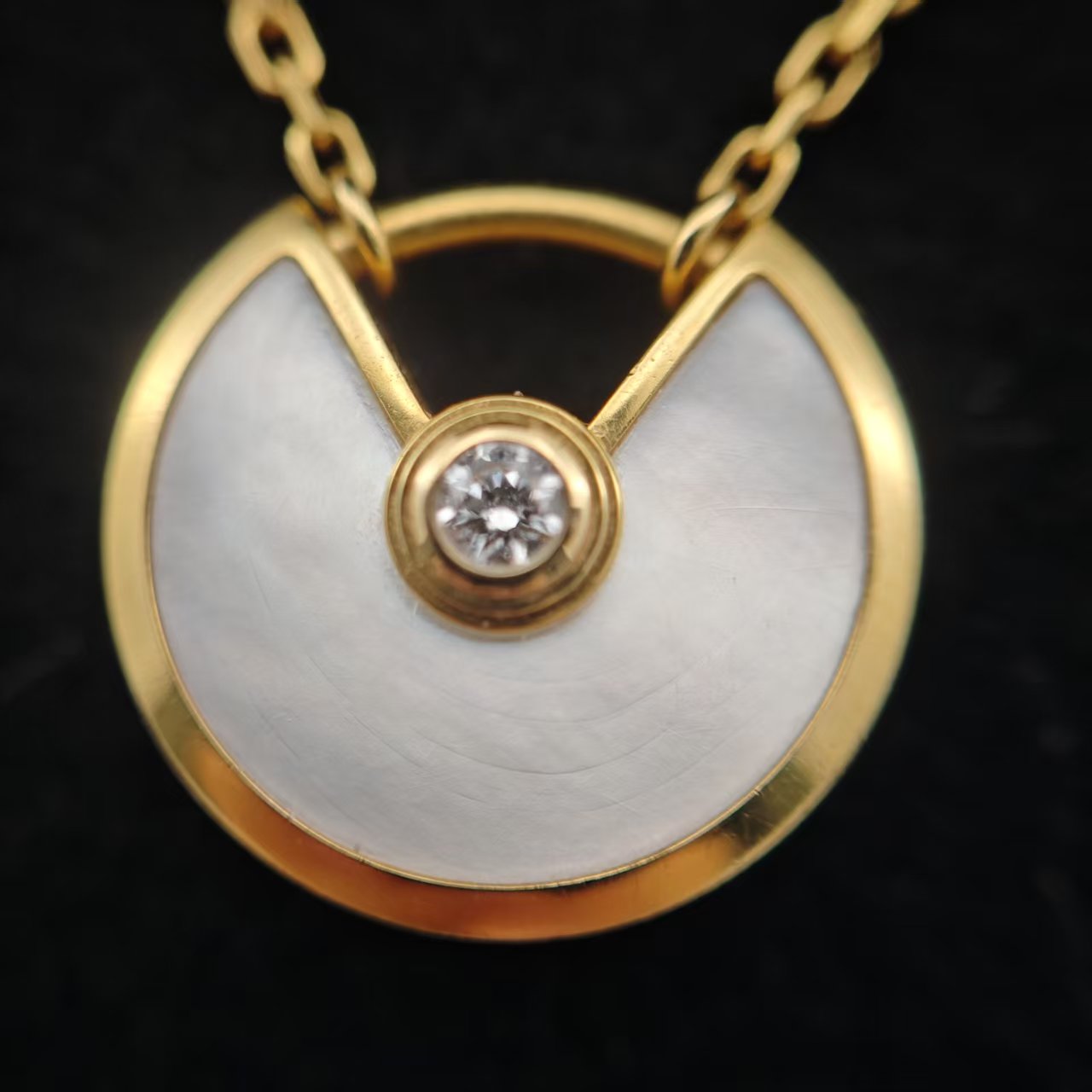 Cartier - Amulette - Yellow gold - White