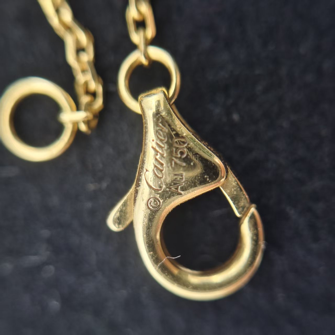 Cartier - Amulette - Yellow gold - White
