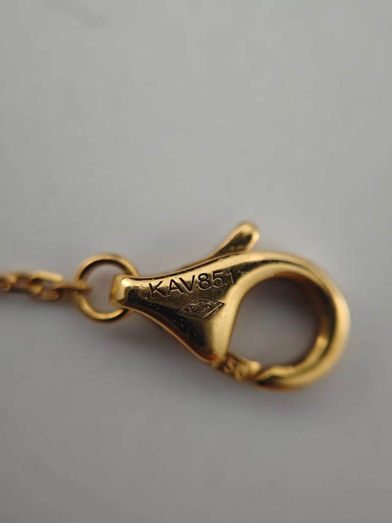 Cartier - Amulette - Yellow gold - White