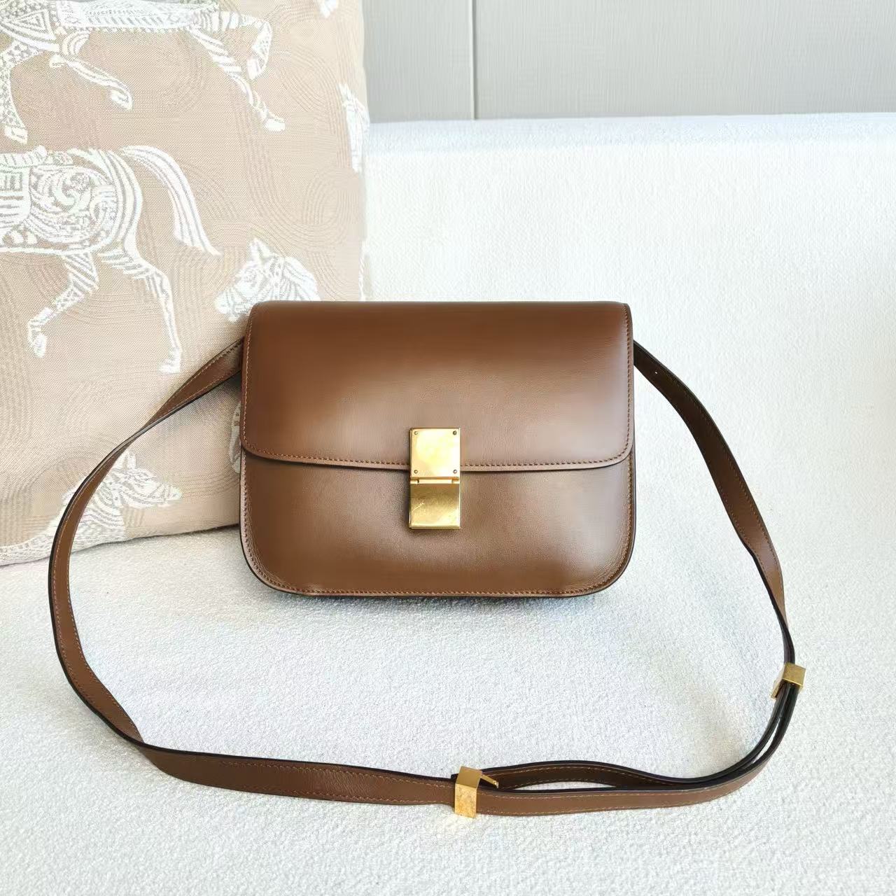 Celine - Classic Box Bag - Cowhide leather - Caramel with Gold-Tone Hardware - (Medium)