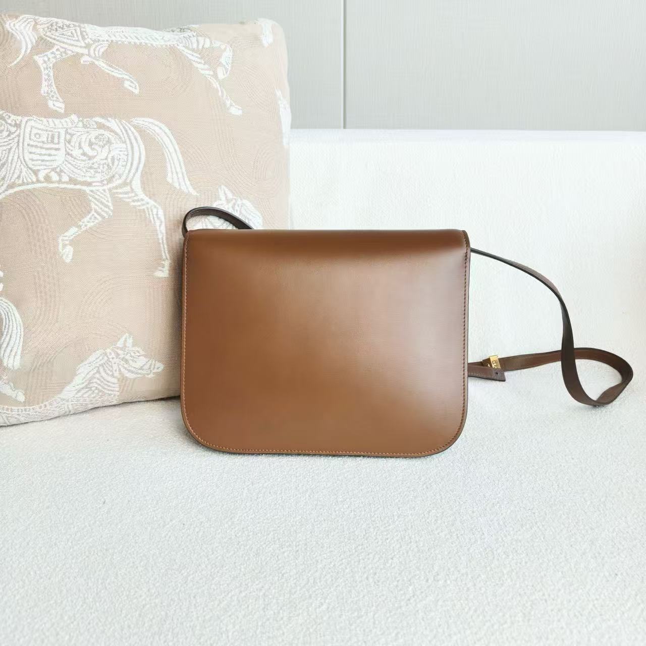 Celine - Classic Box Bag - Cowhide leather - Caramel with Gold-Tone Hardware - (Medium)