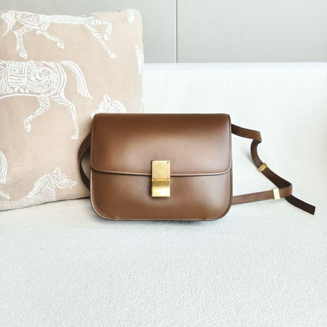 Celine - Classic Box Bag - Cowhide leather - Caramel with Gold-Tone Hardware - (Medium)