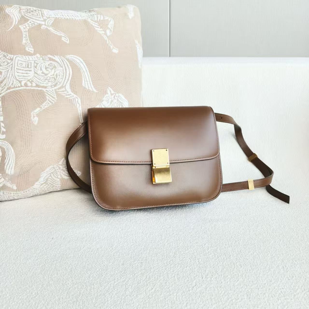 Celine - Classic Box Bag - Cowhide leather - Caramel with Gold-Tone Hardware - (Medium)