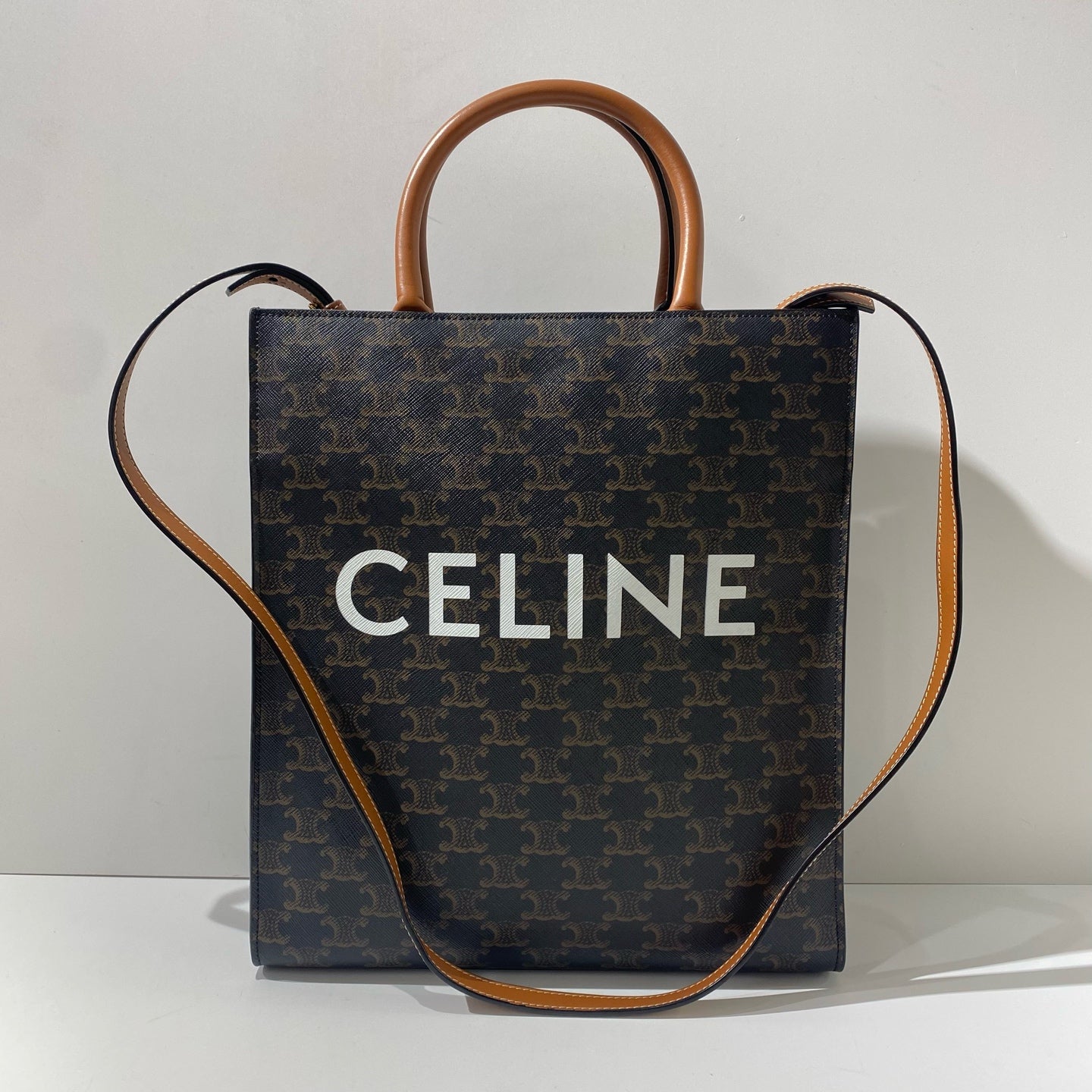 Celine - Triomphe Vertical Cabas - Triomphe coated canvas with calfskin leather trim - Brown - (medium)