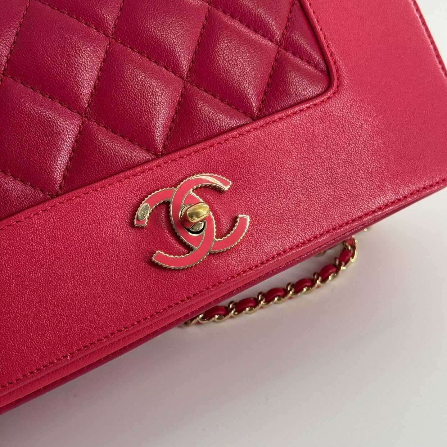 Chanel - 17P Flap Bag - Lambskin leather - Rose Pink Color-Block with Gold-Tone Hardware - (small)